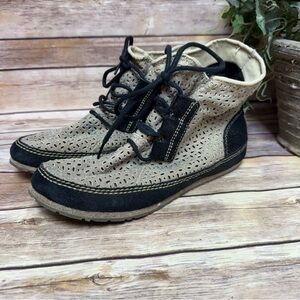 Sorel Perforated Ankle Bootie in Black and Tan. Size 7.5. Good used condition!